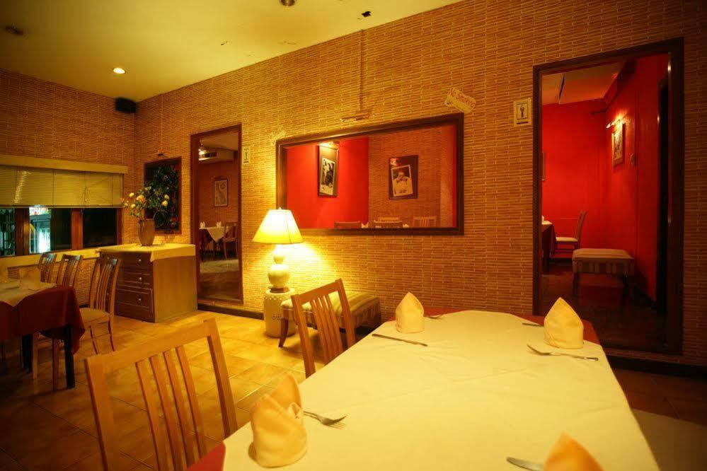 פאטאיה Valentino Restaurant & Guesthouse מראה חיצוני תמונה